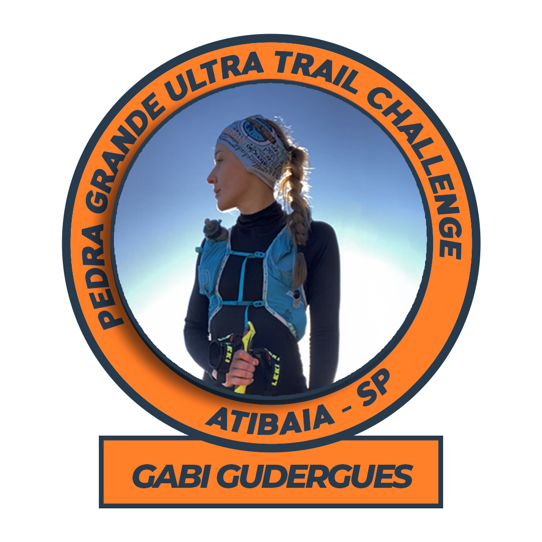 Selo PGUTC com foto de Gabriela Gudergues, de perfil, usando colete de hidratação e bastões de trail