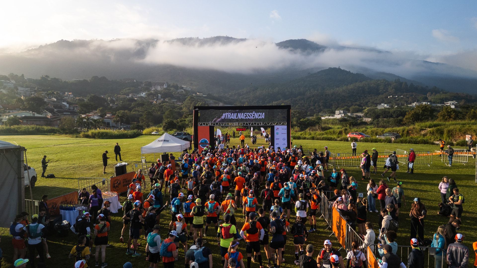 Largada da PGUTC com a Pedra Grande coberta de neblina ao fundo